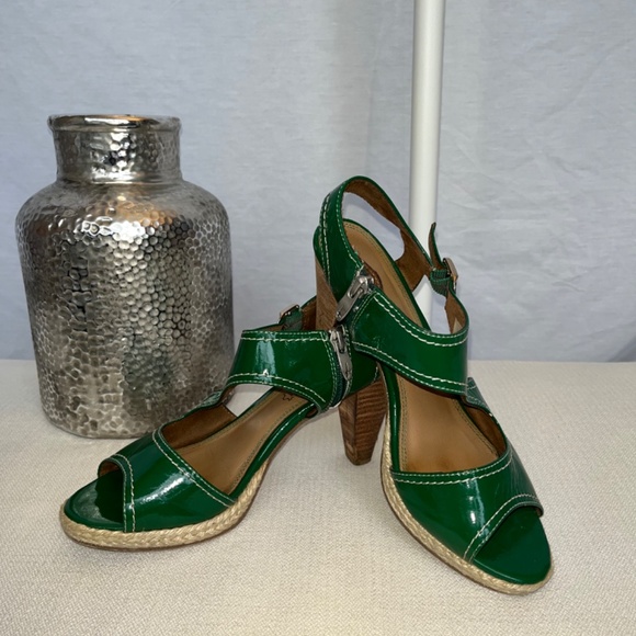 Tamaris (39) green patent leather sandals with stacked wooden heels. - Picture 2 of 12